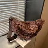 Bolso vintage de nicho con estampado de leopardo para otoño e invierno para mujer 2025 nuevo casual versátil marrón moderno para el trabajo bandolera tipo albóndiga