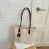 Bolso grande de mujer retro transfronterizo 2026 nuevo bolso tote de versión coreana de moda ligero para hombro para el día a día