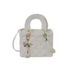 Bolso pequeño cuadrado con estampado de rombos, adorno de lazo y perla, un bolso de mano estilo Diana que se puede llevar en la mano o usar como bolso cruzado, disponible para venta al por mayor