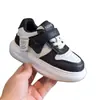 Tênis de Board para Meninas 2026 Primavera/Outono Novos Tênis Brancos Leves de Solado Grosso para Meninos Sapatos Casuais Esportivos para Crianças Sapatos para Crianças de Meia-Idade e Mais Velhas