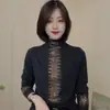 Top de moda com mangas compridas, novo para outono/inverno, com decote semi-alto e adornado com strass, projetado para te deixar mais jovem e magra, uma peça básica elegante e versátil para mães.
