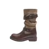 Botas de cano médio com aumento interno de 7cm, novo estilo 2026, com patchwork, fivela de cinto de couro, salto grosso e design de salto bloco, adequadas para mulheres, semelhantes a botas de montaria ou botas Martin