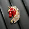 Broche de Cabeza de Caballo con Esmalte Rojo Incrustado de Diamantes, Lujo Ligero, Moderno y Versátil, Pin Zodiacal del Año del Caballo, Broche Lindo Exquisito de Nicho