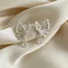 Pendientes de mariposa delicados y elegantes, mariposa hueca de plata con tachuelas de gota de agua de circonita, pendientes de uso diario para mujer, elegantes accesorios para la oreja