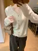 Tecido de fio fiado no núcleo, base de malha com decote V e acabamento em renda para mulheres, adequada para primavera e outono, um suéter de tricô macio e confortável para usar em camadas.