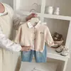 Conjunto Cardigan de Tricô Dianxi Spring Novo Estilo para Bebês Meninas, Jaqueta Suéter, Camisa e Calça Jeans Conjunto de Três Peças