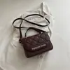 Bolsa tote minimalista estilo coreano com letras em relevo, uma bolsa de ombro moderna e versátil que pode ser usada na transversal, uma bolsa quadrada pequena adequada para uso casual e para o trabalho.