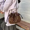 Bolso de mano tipo bolsa de la suerte con borlas y lunares retro para mujer, nuevo bolso cubo versátil 2026, diseño de nicho, bolso de hombro y cruzado