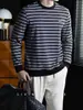 Camiseta de alta qualidade para streetwear, nova, de manga comprida, listrada, com etiqueta triangular de couro, estilosa e versátil para homens, perfeita para o trabalho e o dia a dia