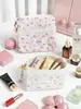 Bolsa de Maquillaje Acolchada de Algodón con Encaje de Oso Floral en Stock de Fábrica Estilo Ins Portátil para Niña Bolsa de Almacenamiento de Equipaje de Mano Transfronterizo