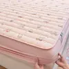 Novo lençol de cama acolchoado à prova d'água 2026, protetor de colchão impermeável de peça única, conjunto de três peças, adequado para todas as estações
