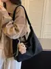 Bolso de mano nuevo para mujer 2026 transfronterizo, un bolso tote ligero y lujoso de gran capacidad, perfecto para el otoño, versátil para el trabajo diario y se puede llevar al hombro o cruzado.