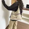 Nuevo Estilo de Principios de Otoño Alta Apariencia Retro Nicho Relajado Rayas Letras Bolso Tote Ligero para Viajar Cruzado Diseño Simple