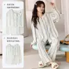 Pijama de algodón para mujer de primavera y otoño con mangas largas y sujetador incorporado, con un lindo diseño de dibujos animados, cuello redondo, y se puede usar como ropa de estar o ropa exterior