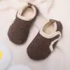 Calcetines de piso para niños, estilo padre-hijo, otoño e invierno, forrados de felpa y engrosados, zapatos suaves antideslizantes de interior para bebés que aprenden a caminar, diseñados para mantener los pies calientes en suelos fríos
