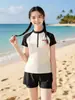 Traje de baño para niñas, niños medianos y grandes, estudiantes de secundaria, dividido conservador, nuevo estilo 2025, traje de baño de poliéster para entrenamiento de natación de niñas