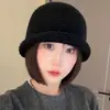 Sombrero Cubo de Punto Pequeño Versátil Estilo Coreano para Adelgazar el Rostro para Mujeres con Bordes Enrollados, Frente Irregular y Parte Trasera Corta, Nueva Moda para Otoño e Invierno