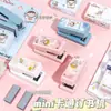 Mini Grapadora de Dibujos Animados Estilo Japonés Sencillo Linda Oficina Portátil de Mano Grapadora de Ahorro de Esfuerzo para Estudiantes