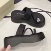 Sandálias Versáteis para Mulheres Baixas para Uso Diário e ao Ar Livre, Sapatos de Encaixe com Solado Grosso para Aumentar a Altura, Novidade de Moda Verão 2025, Chinelos com Strass para Mulheres