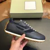 Tênis casuais decorativos retrô listrados em couro brilhante para homens, solas de borracha com blocos de cor preto e branco para o mercado transfronteiriço TF com design serrilhado