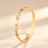 Pulseira Europeia e Americana Transfronteiriça de Aço Titânio, Pulseira Oca Dourada de Luxo Leve de Alta Qualidade com Incrustação de Concha e Diamantes para Mulheres, Pulseira de Joia para o Dia a Dia
