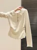 Camisa feminina de base para o início da primavera, com gola polo, manga longa, semitransparente, texturizada, com barra franzida que afina a cintura