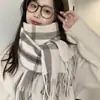 Bufanda de Cuadros Estilo Británico para Mujer 2025 Invierno Nueva Moda Atmósfera de Alta Gama Bufanda Gruesa con Borlas Al por Mayor