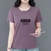 Produto de luxo de alta qualidade~Camiseta feminina de manga curta, novo modelo 2025 com estampa de letras brancas, versátil e que afina a silhueta, adequada para mulheres de meia-idade