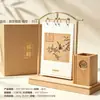 Ornamento de Mesa Cultural e Criativo Estilo Chinês Cidade Proibida Presentes Publicitários de Madeira Calendário do Ano do Cavalo Calendário de Mesa Personalizado de Ferro e Madeira Sólida