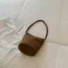 Bolso vintage de ante para mujer, nuevo modelo de otoño 2026, sensación de alta gama, versátil para el uso diario, bolso tipo cubo de un solo hombro para llevar debajo del brazo