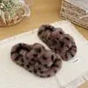 Chinelos fofos de alta qualidade para meninas, adequados para usar fora de casa, novos chinelos de algodão com estampa de leopardo fofos para crianças, outono/inverno 2026