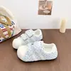 Sapatos baixos brancos de bolinhas com biqueira reforçada e velcro para mulheres, novo modelo outono 2026, tênis casuais leves versáteis para estudantes