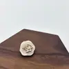 Botones Dobles Irregulares de Resina Imitación Hoja de Arce y Metal para Abrigos, Cortavientos, Suéteres y Chaquetas de Mujer al por Mayor