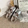 Zapatos de Cuero para Niña Zapatos Plateados de Princesa para Niña Pequeña Nuevo Estilo Primavera y Otoño 2026 Zapatos Individuales para Niños Pequeños Zapatos de Bebé Transpirables Zapatos de Suela Suave
