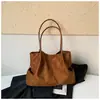 Bolso de mano casual retro de gamuza, nueva colección 2026, bolso versátil para el día a día para mujer, moderno y de gran capacidad