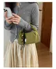 A popular bolsa de camurça em formato de dumpling para mulheres deste ano é a nova bolsa de ombro simples da moda 2026, uma bolsa transversal de nicho estilo coreano