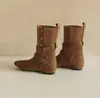 Novas botas femininas de primavera e outono, de uso versátil, bico fino, com dobra, em camurça, salto grosso, fivela fashion, botas retrô de cano médio 2026