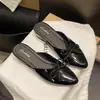 Meias de Casa Baotou com Laço de Cristal Novas Sandálias Mule de Salto Médio-Alto Moda Verão Estilo Francês Sandálias Preguiçosas para Mulheres