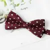Accesorios para Traje Formal de Negocios para Hombre Set de Tres Piezas Corbata Pajarita Pañuelo de Bolsillo Rojo con Puntos de Polka Atado a Mano En Stock Venta al por Mayor