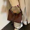 Bolsa de ombro versátil, de nicho e retrô para o novo outono para mulheres, apresentando um elegante design hobo crossbody de camurça para 2026