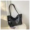 Bolsa Simples e Versátil para Mulheres, Grande Capacidade, Nova Bolsa de Ombro Casual Primavera e Verão 2026, Bolsa Tote de Couro Macio para Trabalho e Deslocamento