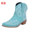 2026 novos sapatos femininos de outono e inverno em estoque, botas femininas de couro com bordado e bico fino, tamanho grande, para Wish, Amazon e lojas independentes