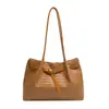 Bolsa de palha tecida estilo coreano para mulheres, nova coleção outono 2026, versátil, grande capacidade, adequada para o dia a dia, bolsa de ombro e pode ser carregada sob o braço.