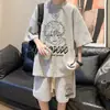 Novo Conjunto de Verão para Homens, Roupa Esportiva Casual para Adolescentes, Estudantes e Crianças Maiores, um Conjunto de Shorts de Manga Curta que Parece Estiloso