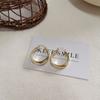 Cuñada con hebilla de metal geométrica retro sabor Hong Kong Nuevo temperamento diseño nicho aretes de personalidad irregular