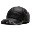 Gorra de cuero forrada de polar para hombre de otoño e invierno, diseño versátil dos en uno, engrosada para abrigar, protección contra el frío y protección para los oídos, gorra de béisbol de ala corta para papás