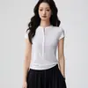 Camiseta Henley de Manga Curta com Gola Henley em Tencel Lyocell Feminina Verão Novo Estilo Design Elegante Botão Emagrecedor Top Versátil