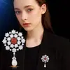 Popular Joyería Europea y Americana Lujo Completo Diamante Circonita Forma de Gota Guirnalda de Perlas Broche Flor Pin Joyería para Mujeres