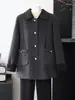 Nueva colección de otoño e invierno para mujeres de mediana edad: un elegante abrigo de lana de doble cara de longitud media de alta gama con un cuello de contraste
