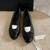 Encontre Estoque de Fábrica Online! Sapatos Clássicos Estilo Commuter com Bico Redondo Pequeno, Laço e Sola Rasteira Inspirada na Chanel, Mesmo Modelo da Mãe da Grape